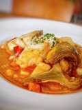 Bacalao con alcachofas i alubias