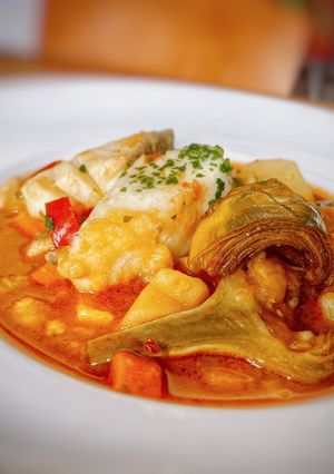 Une photo de Bacalao con alcachofas i alubias