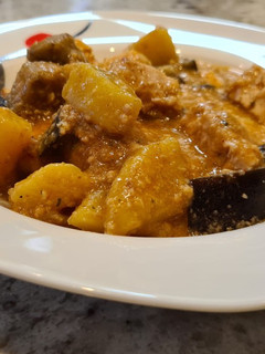 Una foto de Pavo guisado con berenjena y patata en salsa de almendras y pan