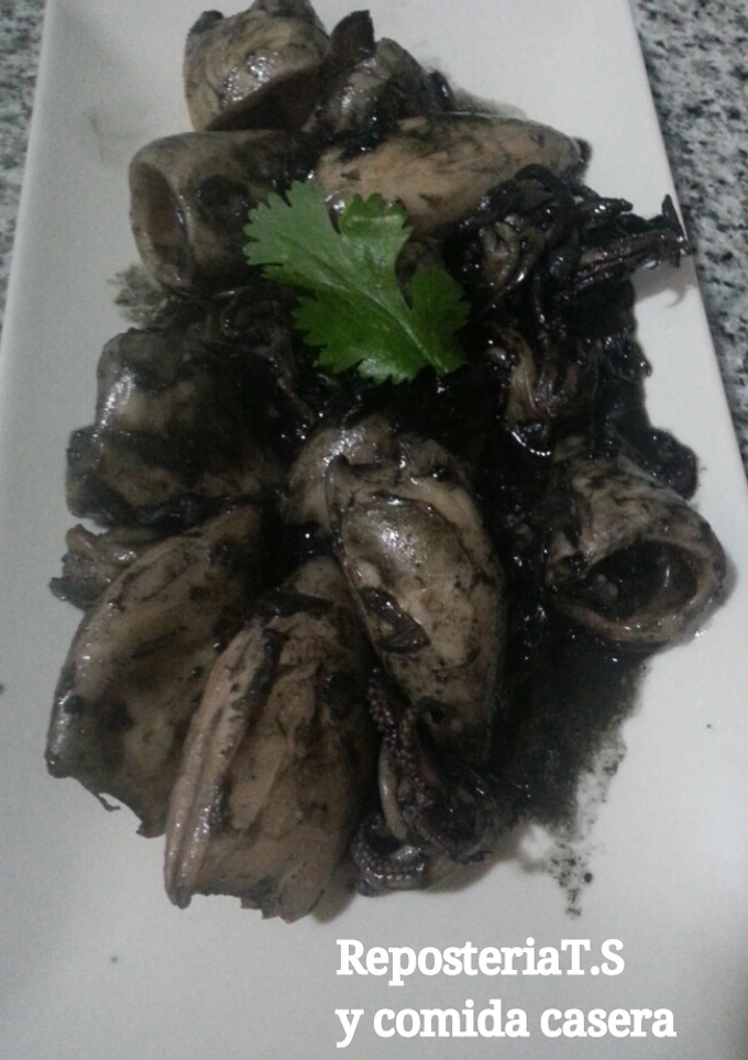 Una foto de Calamares en su tinta