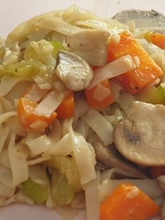 Una foto de Fideos de arroz con verduras