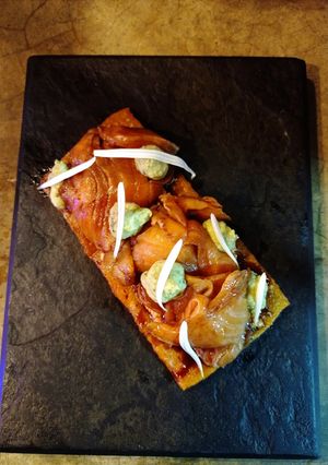 Una foto de Canapé de salmón fresco sobre añejo y pesto de habas