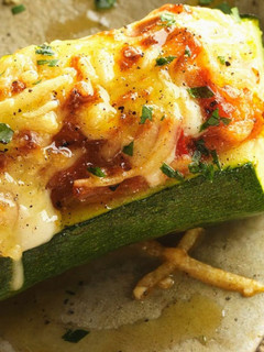 Una foto de Calabacines rellenos de atún gratinados (Thermomix)