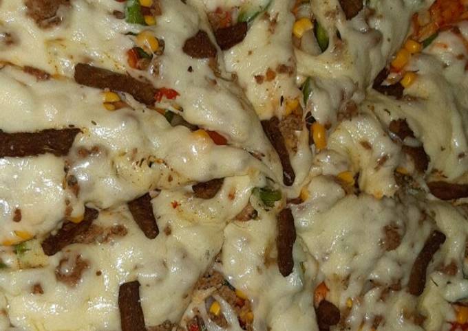 Cheesy beef pizza