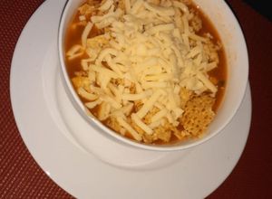 Una foto de Sopa azteca estilo tico loco