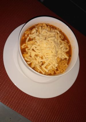 Una foto de Sopa azteca estilo tico loco