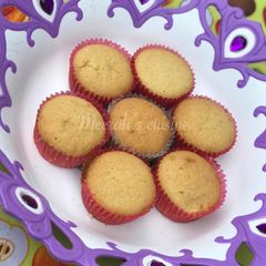 A picture of Vanilla cupcakes.