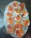 Canapés de queso, salmón y cherry
