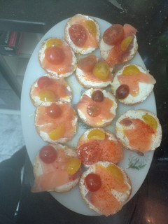 Foto principal de Canapés de queso, salmón y cherry
