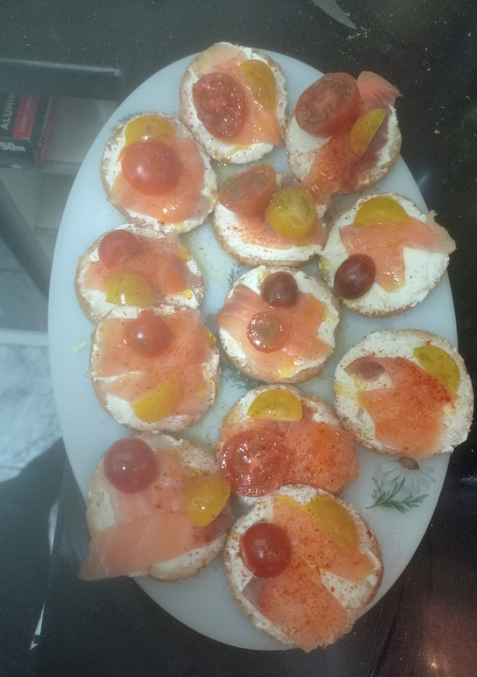 Una foto de Canapés de queso, salmón y cherry