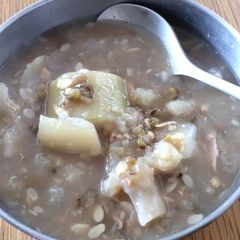 A picture of Mung Bean and Hairy Gourd Soup.