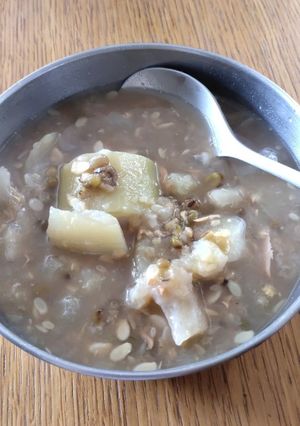 A picture of Mung Bean and Hairy Gourd Soup.