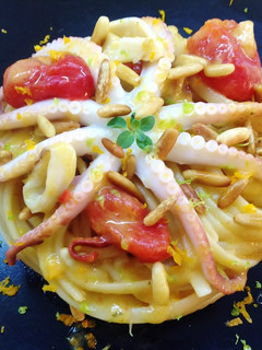 Foto di Linguine con moscardini agrumati e crema di melanzane