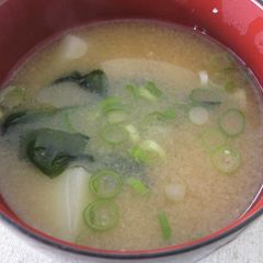 Potato & Wakame Miso Soup A picture of Potato & Wakame Miso Soup.