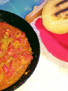 Una foto de Pan amasado económico con tomates fritos