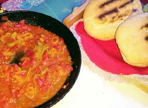 Una foto de Pan amasado económico con tomates fritos