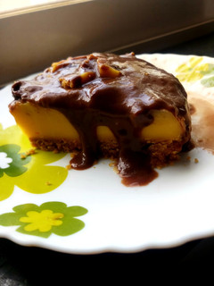 थ्री लेयर नो बेक केक (Three layer no bake cake recipe in hindi) रेसिपी मुख्य फोटो