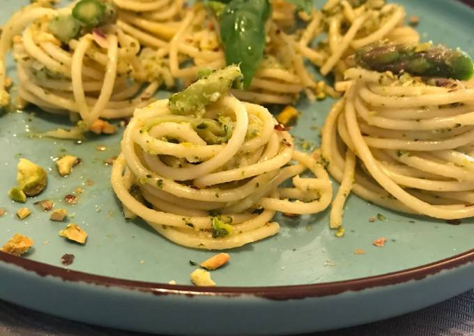 Spaghetti Brokkoli-Spargelcreme mit gehackten Pistazien😋