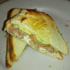 Una foto de Sándwich de atún y aguacate