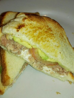 Una foto de Sándwich de atún y aguacate