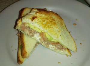 Una foto de Sándwich de atún y aguacate