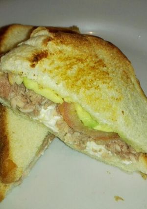 Una foto de Sándwich de atún y aguacate