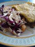 Pastel de carne y ensalada de repollo con piña y hierba buena