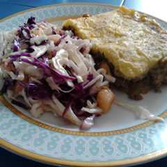 Foto principal de Pastel de carne y ensalada de repollo con piña y hierba buena