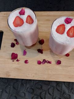 स्टॉबेरी हनी लस्सी (Strawberry honey lassi recipe in marathi) रेसिपी चे मुख्य फोटो