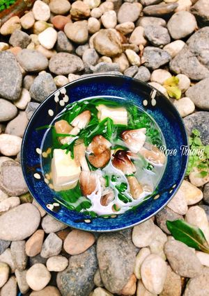 Hình của món Canh Hẹ Nấu Đậu Hủ Nấm Rơm.