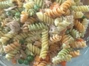 Una foto de ensalada de tornillos
