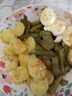 Una foto de Alubia verde, con patatas y huevo cocido