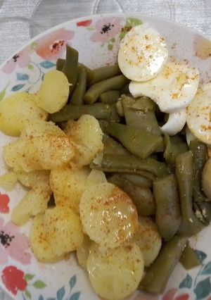Una foto de Alubia verde, con patatas y huevo cocido