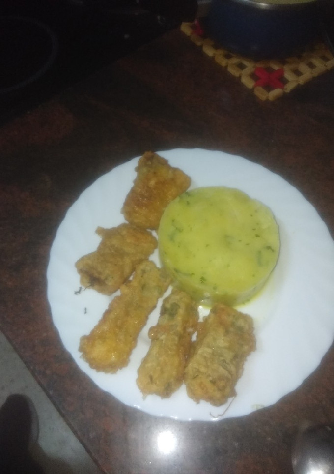 Una foto de Bocados de bacalao rebozado y frito con puré de papas