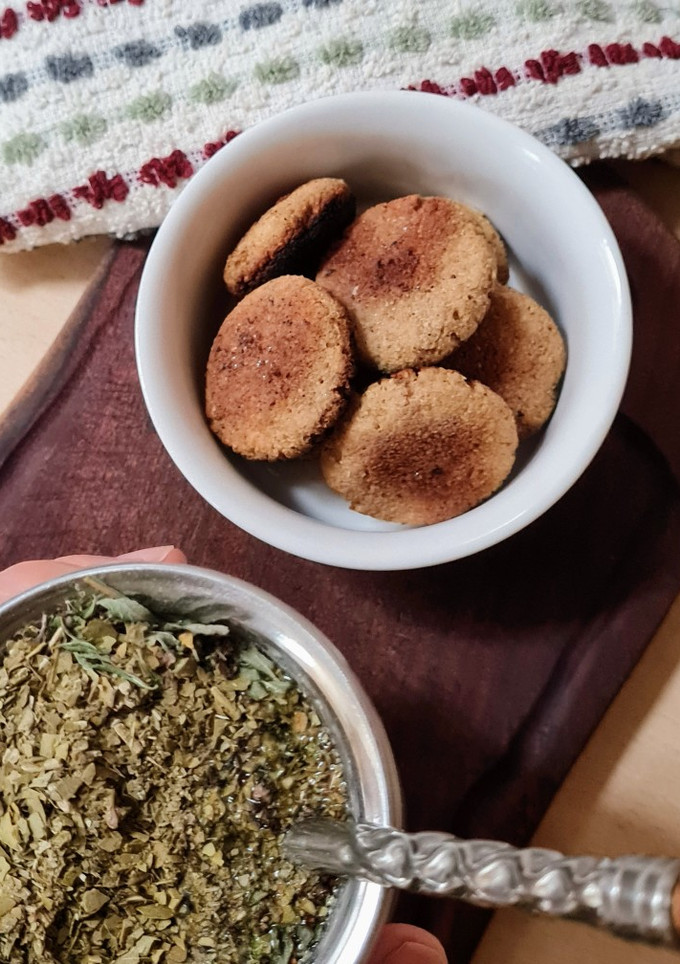 Una foto de Galletitas de harina de frutos secos en sartén 🍪 sin azúcar ni edulcorante