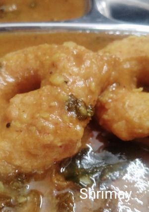 मसाला वडा सांबार (Masala Vada Sambar Recipe In Marathi) रेसिपी चे मुख्य फोटो 