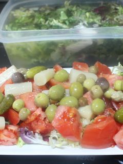 Una foto de Ensalada de tomate y espárragos