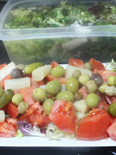 Una foto de Ensalada de tomate y espárragos