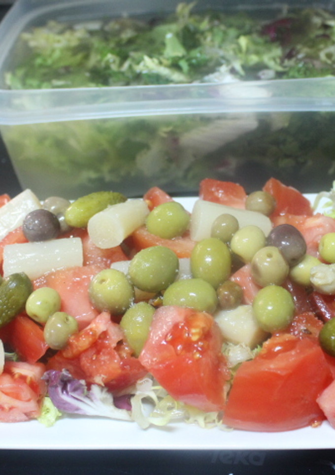 Una foto de Ensalada de tomate y espárragos