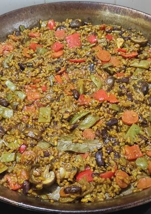 Una foto de Arroz, alubia roja, champiñones y verduras