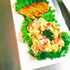 Una foto de Ensalada mediterránea con Pechuga de pollo frita