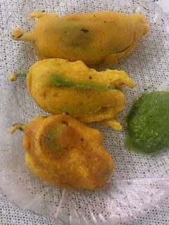 हरी मिर्च आलू भरवा पकोड़े रेसिपी मुख्य फोटो