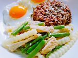 ผัดหมูยอดมะพร้าวใส่หน่อไม้ฝรั่ง (คลีน)