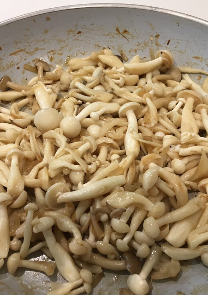 Una foto de Hongos salteados