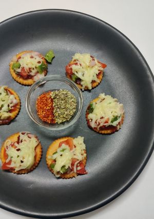 A picture of Monaco biscuit pizza.