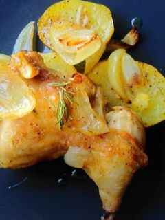 Una foto de Pollo al horno con patatas panadera y cebolla
