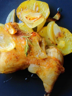 Una foto de Pollo al horno con patatas panadera y cebolla