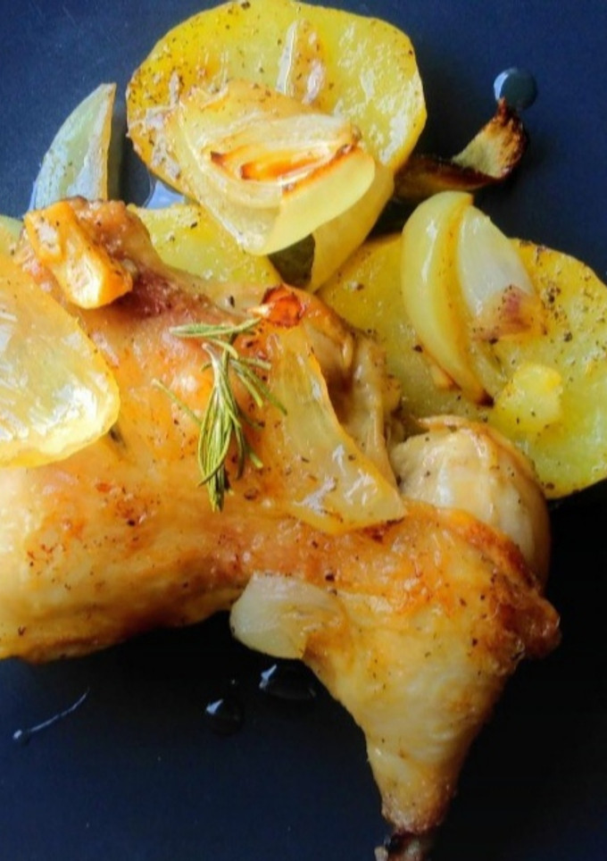 Una foto de Pollo al horno con patatas panadera y cebolla