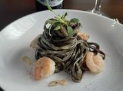 Una foto de spaghetti con tinta de calamar