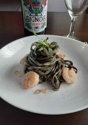 Una foto de Fetuccine de tinta de Calamar con Camarones y Salvia